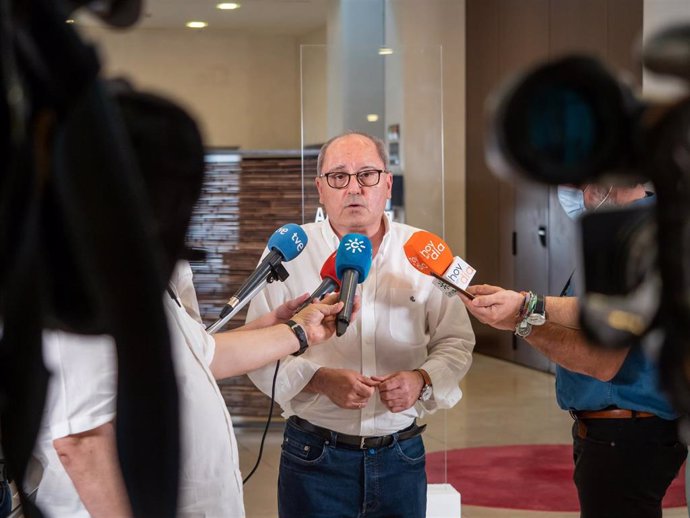 El secretario de Organización del PSOE-A, Juan Cornejo, atiende a los medios.