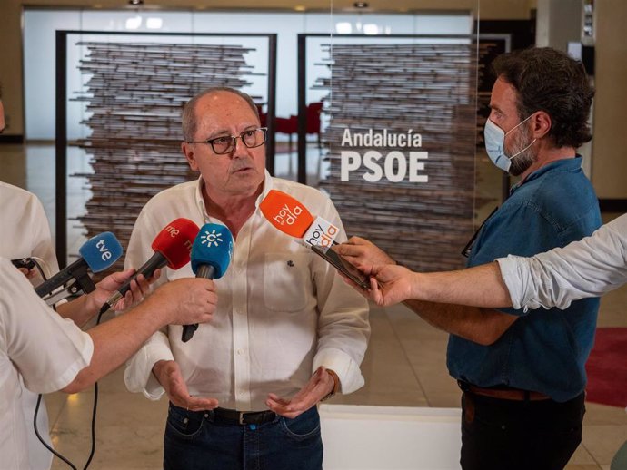 El secretario de Organización del PSOE-A, Juan Cornejo, atiende a los medios en la Ejecutiva del partido.