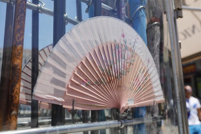 Escaparate de una tienda de abanicos cerca de la Puerta del Sol en Madrid (España), a 29 de junio de 2020. El calor pone desde este lunes en aviso a una quincena de provincias de Andalucía, Castilla y León, Castilla-La Mancha, Extremadura y Madrid, por 