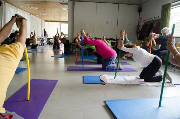 mujeres mayores haciendo gimnasia, jubilados haciendo gimnasia, personas mayores, jubilado, jubilados, centro de mayores, actividades para mayores, actividad, envejecimiento activo, clases para mayores, ancianos, rehabilitación