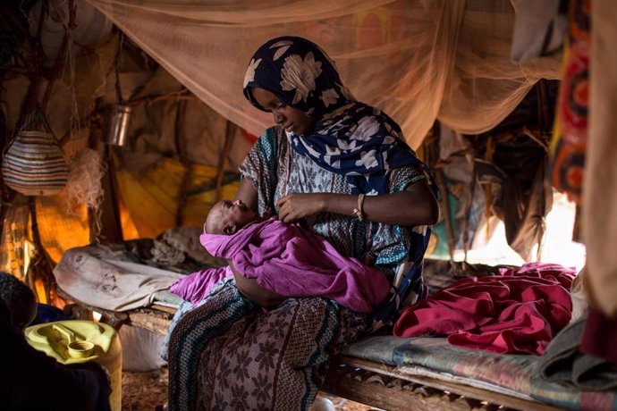 Una mujer desplazada y su bebé desnutrido en Somalia