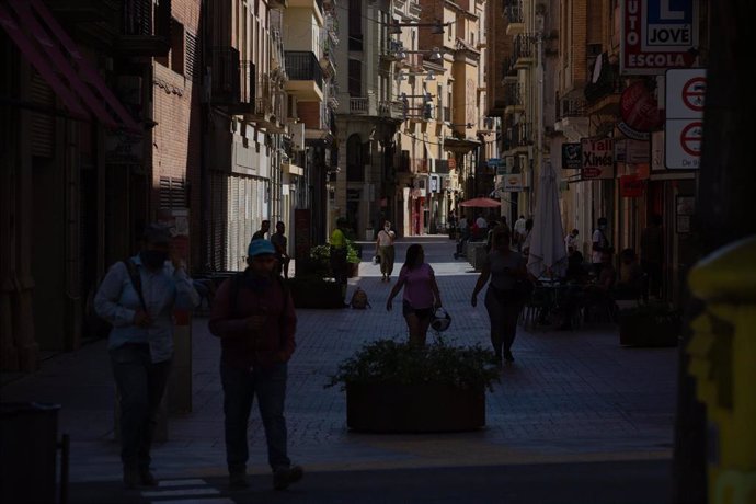 Varias personas caminan por una calle del centro de Lleida, capital de la comarca del Segri, en Lleida, Catalunya (España), a 6 de julio de 2020. El presidente de la Generalitat, Quim Torra, anunció el pasado sábado el confinamiento perimetral por 14 d