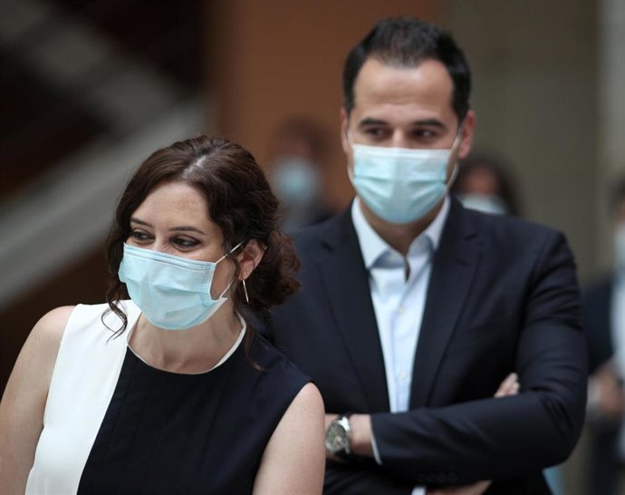 La presidenta de la Comunidad de Madrid, Isabel Díaz Ayuso; y el vicepresidente de la Comunidad, Ignacio Aguado, a su llegada a la presentación del Plan Juntos 2020 para la reactivación del sector turístico.