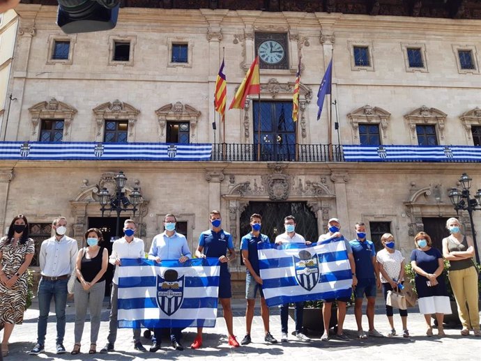 La bandera del Atlético Baleares en la fachada de Cort