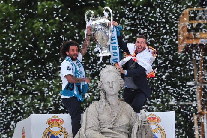 Ramos y Marcelo en la celebración de la decimotercera Liga de Campeones del Real Madrid en la Plaza de Cibeles