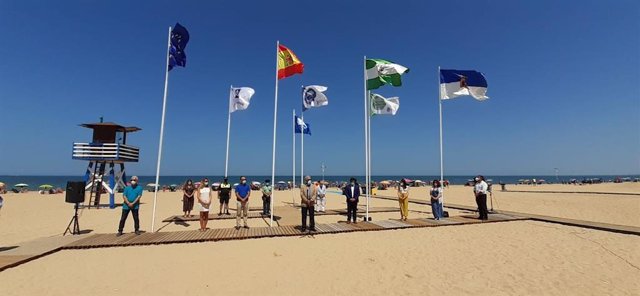 Banderas en una playa de Cádiz