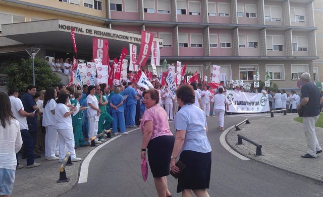 Imagen de archivo de una protesta de personal sanitario contra los recortes en el Hospital Virgen del Rocio de Sevilla.