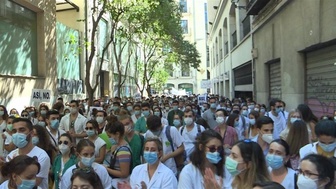 Miles de MIR de la Comunidad de Madrid se manifiestan frente a la Consejería de Sanidad.