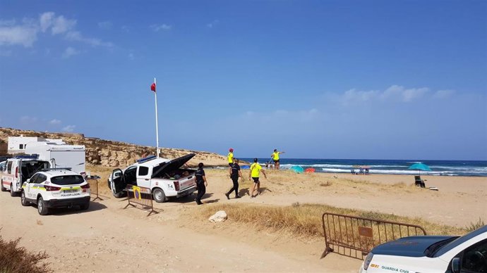 Bandera roja en una playa de Níjar (Almería)