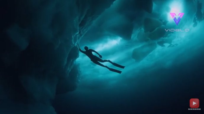 El fotógrafo Tobias Friedrich  se sumerge en las aguas de Groenladia para averiguar cómo es un iceberg por debajo