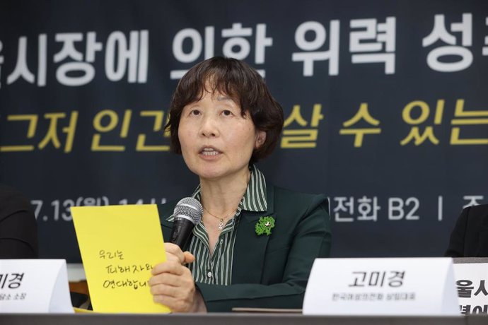 Rueda de prensa para denunciar los abusos sexuales perpetrados por el alcalde de Seúl, Park Won Soon. La víctima denunció cuatro años de abusos un día antes del suicidio de éste