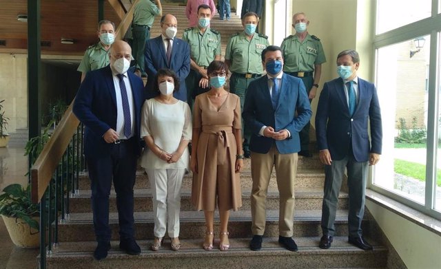 La directora general de la Guardia Civil, María Gámez (centro), junto a autoridades cordobesas tras anunciar que la Benemérita celebrará en Córdoba la festividad de su patrona