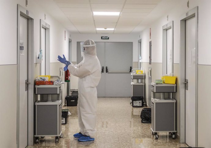 Un treballador sanitari es disposa a entrar en una habitació de l'Hospital Arnau de Vilanova on hi ha pacients infectats amb el virus, a Valncia, Comunitat Valenciana, (Espanya), a 24 d'abril de 2020.