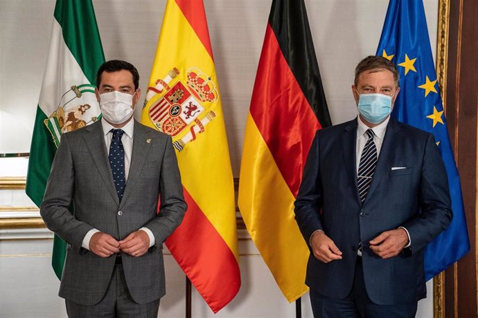 El presidente de la Junta de Andalucía, Juanma Moreno, se reúne con el embajador de la República de Alemania en España, Wolfgang Dold.