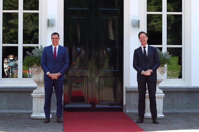 El presidente del Gobierno, Pedro Sánchez (i), momentos antes de su reunión con el primer ministro de Países Bajos, Mark Rutte (d), con quien intenta acercar posiciones sobre el fondo europeo post-Covid