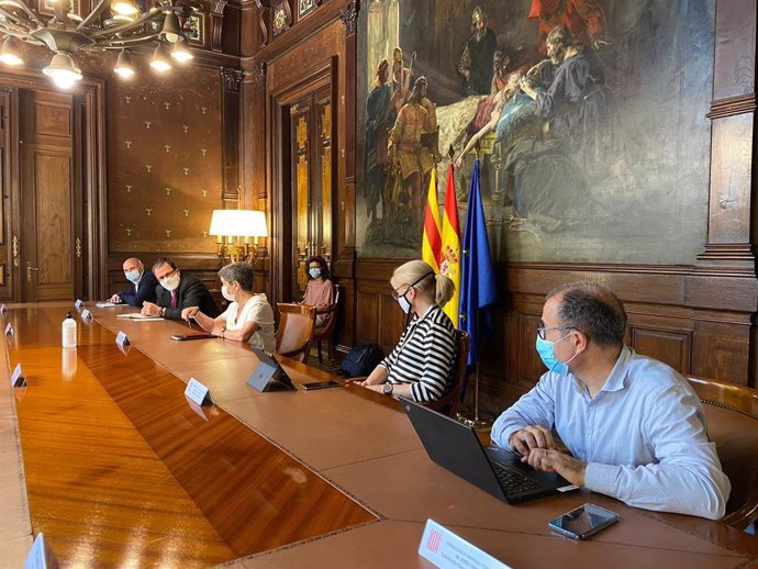 Representantes del Gobierno y de la Generalitat este lunes en un encuentro para abordar la situación de Nissan junto con representantes sindicales