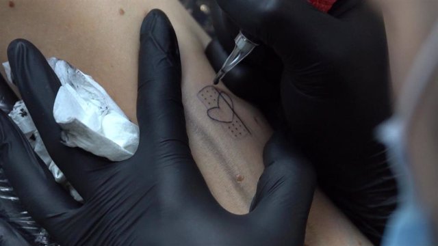 Tatuaje de Noble Art en homenjae a los sanitarios y su labor durante el coronavirus