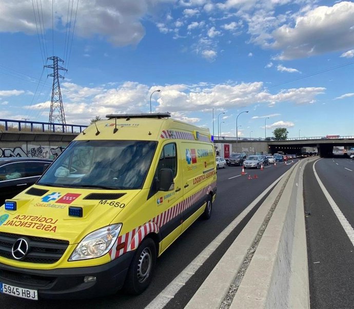 Imagen de una ambulancia del SUMMA 112 en el lugar del accidente donde ha muerto un hombre de unos 50 años al tratar de cruzar la M-40 a la altura del Barrio de La Fortuna.