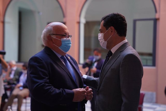 El consejero de Salud y Familias, Jesús Aguirre, y el presidente de la Junta, Juanma Moreno