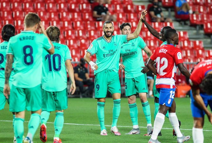 Karim Benzema celebra su gol en el Granada-Real Madrid