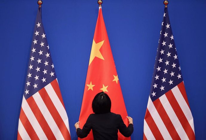 Banderas de Estados Unidos y China