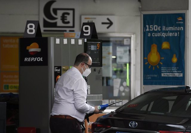 Un hombre echa gasolina a su coche en una gasolinera el día en el que se ha publicado que el Índice de Precios de Consumo (IPC).