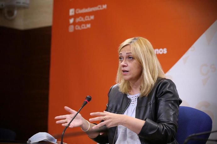 La portavoz de Ciudadanos en rueda de prensa, Carmen Picazo, en rueda de prensa en las Cortes.