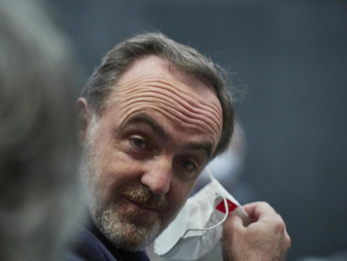 El presidente de Unión del Pueblo Navarro (UPN), Javier Esparza, se quita la mascarilla durante un pleno en el Parlamento de Navarra.
