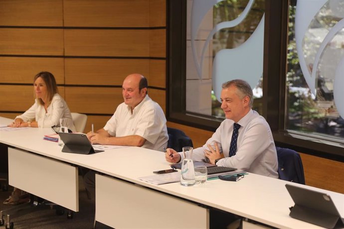 El presidente del EBB del PNV, Andoni Ortuzar, junto al Lehendakari, Iñigo Urkullu, en la primera reunión del EBB tras las elecciones al Parlamento Vasco