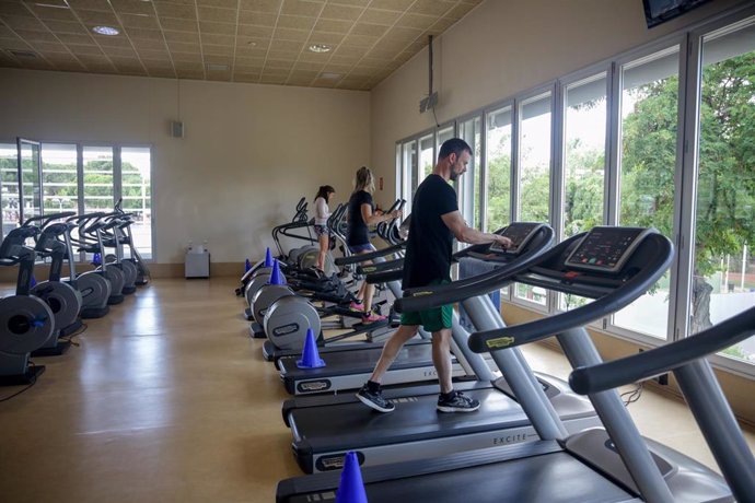 Varios clientes entrenan en la Sala Sala Fitness del polideportivo municipal Carlos Ruiz de Pozuelo de Alarcón (Madrid).
