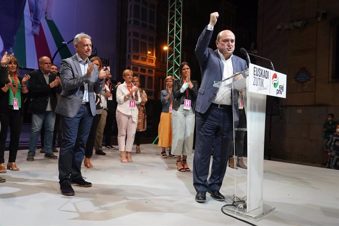El lehendakari y candidato a la reelección por el PNV, Iñigo Urkullu, aplaude al presidente del EBB del PNV, Andoni Ortuzar, durante su intervención tras conocer la victoria de la formación en las elecciones vascas 