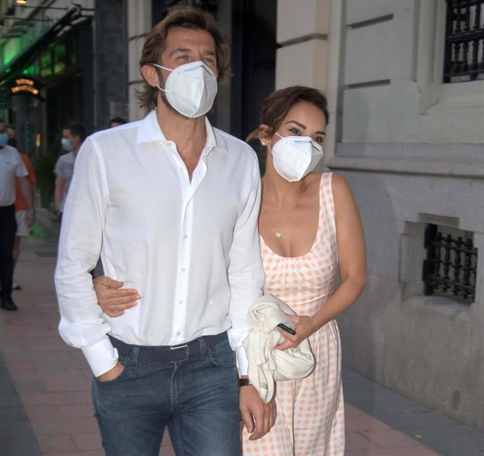 Chenoa y Miguel S. Encinas, de lo más acaramelados por las calles de la capital