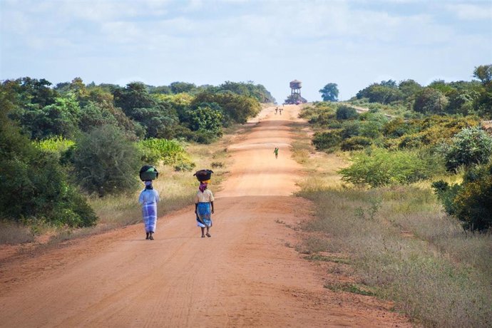 Dos mujeres en un camino en Mozambique