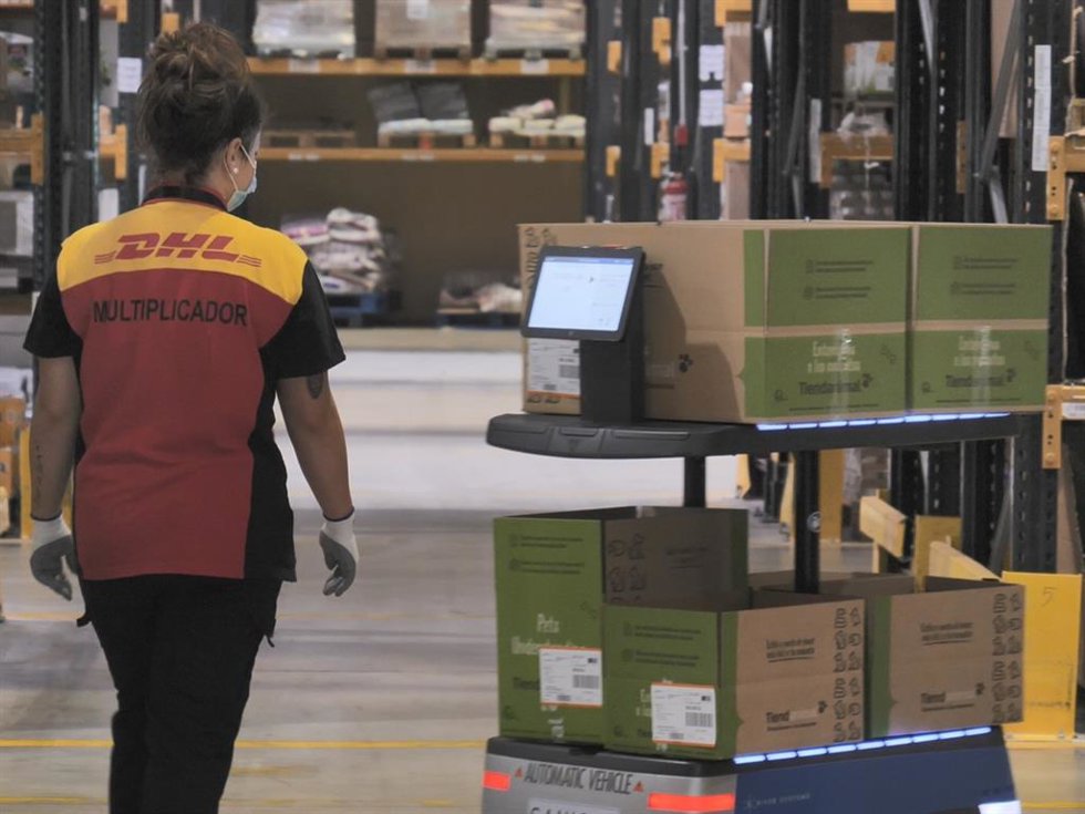 Flota De Robots Autónomos Operativa En Uno De Los Centros Logísticos De Ecommerce De DHL En España