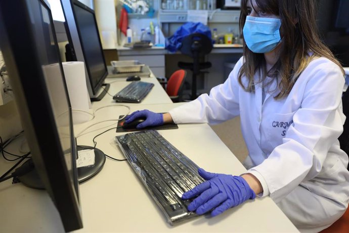 Una bióloga del Centro de Biología Molecular Severo Ochoa en el Campus de Cantoblanco de la Universidad Autónoma trabaja en un ordenador. En Madrid (España), a 20 de mayo de 2020.
