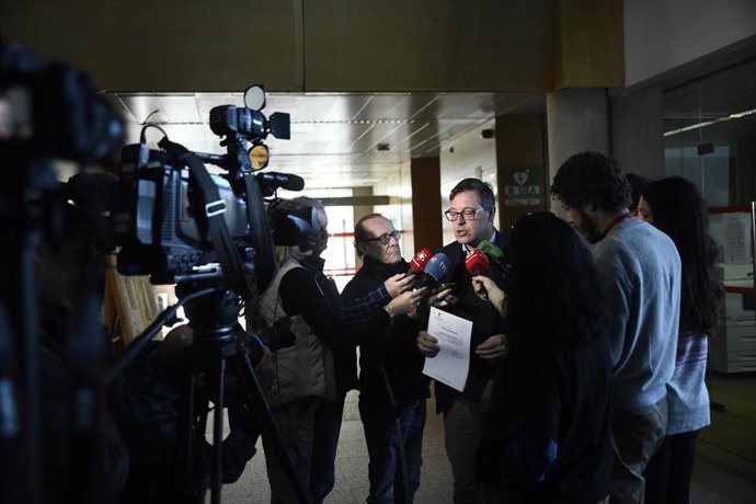 El portavoz del Partido Popular en la Asamblea de Madrid, Alfonso Serrano, explica a los medios la PNL que ha registrado el grupo parlamentario popular en la piden que Sánchez rechace públicamente las exigencias de ERC y Bildu tras apoyar su investidura