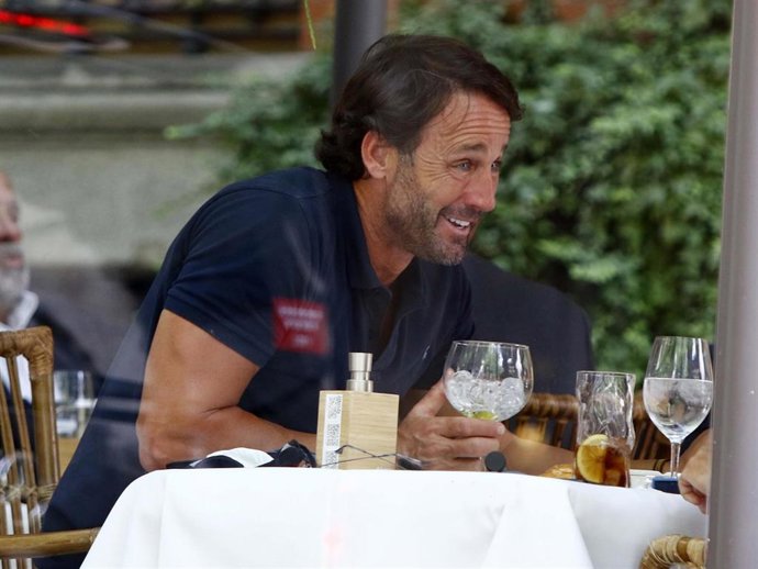 Álvaro Muñoz Escassi, relajada comida con un amigo en uno de los restaurantes más populares de la capital