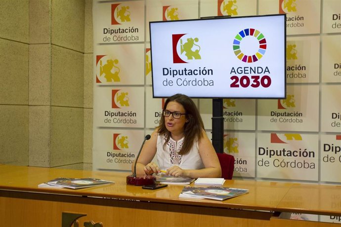 La delegada de Turismo en la Diputación de Córdoba, Inmaculada Silas, presenta la guía '42 circuitos por el interior de la provincia de Córdoba'