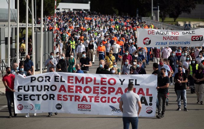 Trabajadores de Airbus se concentran con pancartas frente a la sede del fabricante aeronáutico en protesta de los más de 1.600 despidos que pretende acometer la empresa en España durante los próximos meses, en Madrid (España), a 14 de julio de 2020.