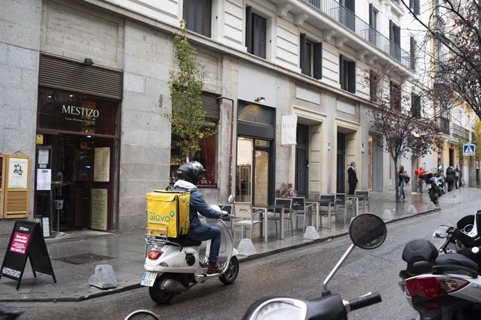 Glovo colabora con la Fundación Real Madrid con la entrega de una cena benéfica 