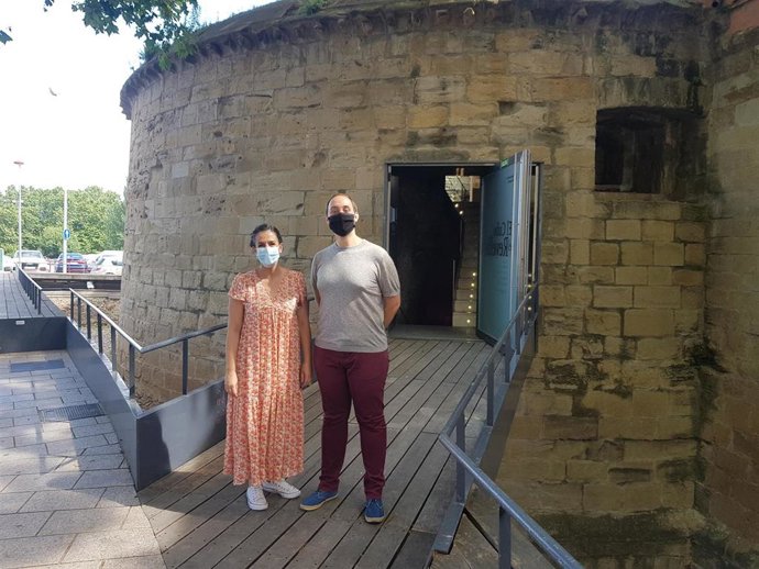 La concejala de Economía y Hacienda, Esmeralda Campos, y el concejal de Patrimonio y Centro Histórico, Adrián Calonge, en el Cubo del Revellín