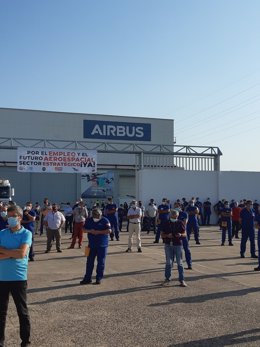 Imagen de la concentración celebrada este martes por la plantilla de Airbus en la factoría de Tablada (Sevilla).