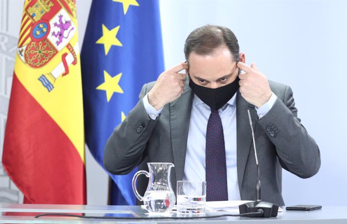 El ministro de Transportes, Movilidad y Agenda Urbana, José Luis Ábalos,se quita la mascarilla durante la rueda de prensa posterior a un Consejo de Ministros en Moncloa