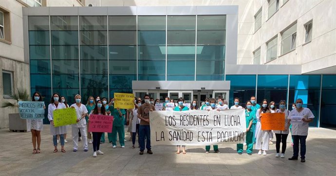 Residentes sanitarios riojanos concentrados junto al San Pedro