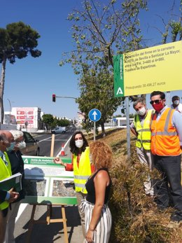 La delegada territorial de Fomento, Susana Cayuelas, visita las obras en la travesía de Espartinas