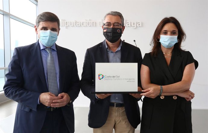 Francisco Salado, en el centro, con el distintivo de Costa del Sol Destino Turístico Inteligente junto al presidente de Segittur, Enrique Martínez, y la consejera delegada de Turismo Costa del Sol, Margarita del Cid.