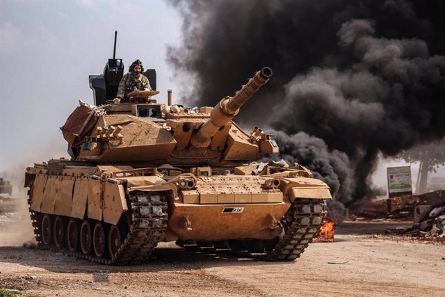 Un vehículo militar turco en la carretera M-4 en el noroeste de Siria