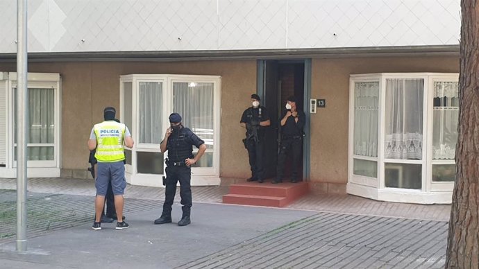Registre en un domicili de la Barceloneta en el marc d'un dispositiu antiterrorista