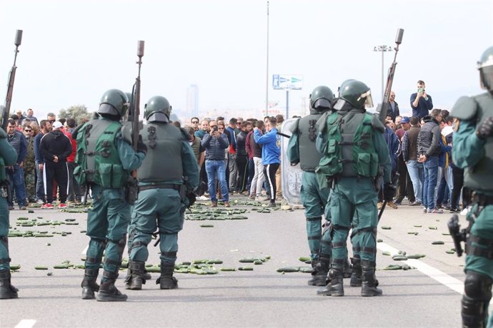 Agricultores cortan la A-7 en El Ejido (Almería) en protesta por la situación del sector hortofrutícola el 18 de febrero de 2020