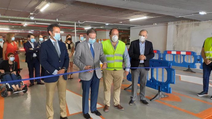 El alcalde de Oviedo, Alfredo Canteli, corta la cinta en la Inauguración del aparcamiento de El Vasco, en Oviedo.